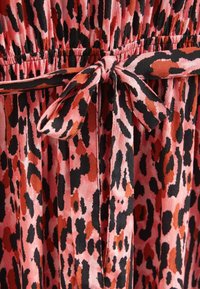 Myleene Klass PRINTED WRAP - REGULAR FIT - Maxi šaty - pink