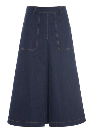 Dunkelblaue Denim-Maxirock mit gefaltetem Design, gelben Nähten, tailliertem Bund und zwei vorderen Taschen. Glatte Textur.