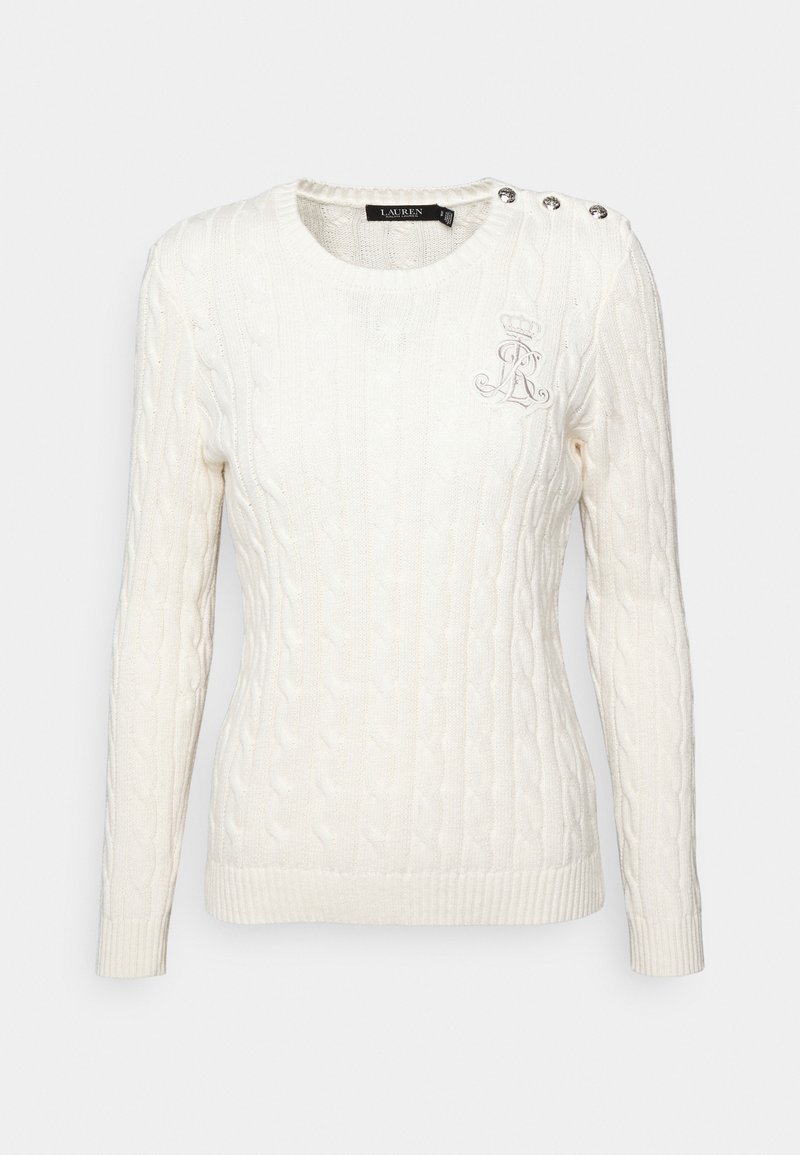 Pull blanc en maille torsadée avec manches longues, trois boutons décoratifs sur l'épaule gauche et monogramme brodé sur la poitrine.