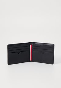 Czarny skórzany portfel z wieloma miejscami na karty, z czerwono-biało-niebieskim akcentem w paski. Gładka tekstura, kompaktowy design i smukły kształt.