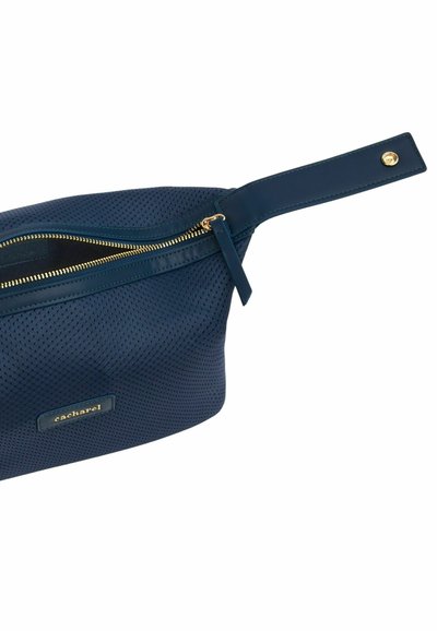 Marineblauwe geperforeerde leren pouch met een gouden rits, platte basis en een zijhandvat. Beschikt over een logopatch aan de voorkant.