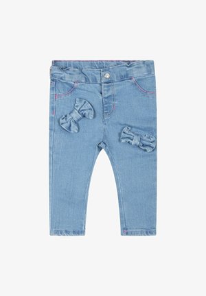 Jasnoniebieskie dżinsowe spodnie o dopasowanym kroju, z dwoma dekoracyjnymi kokardkami z przodu oraz kontrastowymi różowymi szwami wzdłuż kieszeni.