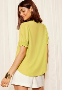 Friends Like These RUFFLE FRONT PUFF SLEEVE REGULAR FIT - Palaidinė - green