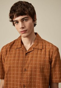 Next TEXTURED CHECK SHORT SLEEVE  WITH CUBAN COLLAR  - REGULAR FIT - Chemise - brown