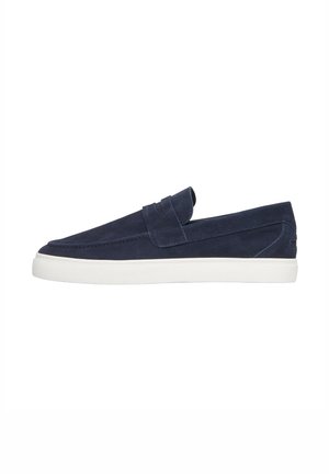 Navyblauer Wildleder-Loafer mit weißer Gummisohle und einem Pennyriemen-Detail am oberen Bereich, Seitenansicht.