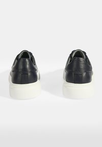 Marineblaue Lederturnschuhe mit strukturiertem Finish, weißer Gummisohle, minimalistischem Design und runder Zehenform. Mit verstärktem Fersenbereich und dezenter Naht.