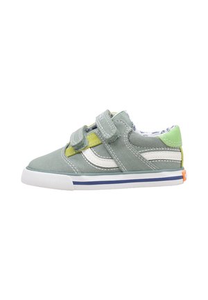 Zapatilla deportiva de niño tipo bota baja en gris y verde con rayas blancas, dos correas de velcro, suela blanca y borde azul en el borde de la suela.