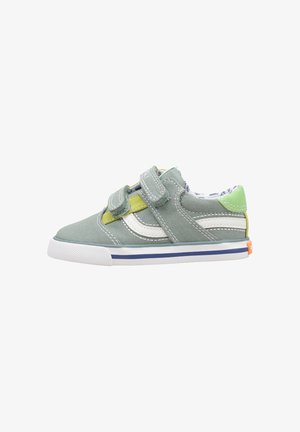 Zapatilla deportiva de niño tipo bota baja en gris y verde con rayas blancas, dos correas de velcro, suela blanca y borde azul en el borde de la suela.