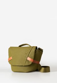 Borsa a tracolla in pelle verde oliva con patta pieghevole, dettagli in pelle arancione e tracolla. Superficie texture e design minimalista.