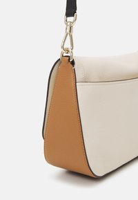 kate spade new york FLAP SHOULDER BAG - Borsa a mano - parchment