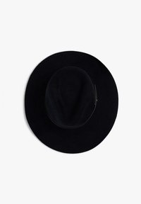 Chapeau en feutre noir avec un large bord et un couronne arrondie, présentant une texture lisse et un design minimaliste. Aucun accent ou motif visible.