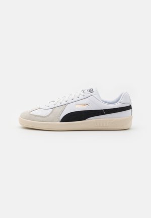 Sneakers - white
