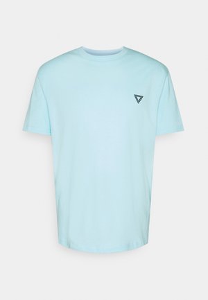 Lysblå bomulds t-shirt med korte ærmer, rund hals og et lille sort trekantet logo på brystet. Glat tekstur og afslappet pasform.