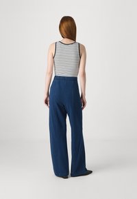 GAP FRONT SEAM WIDE LEG  - Bukse - medium indigo