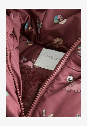 Intérieur d'une veste bordeaux avec une doublure douce et moelleuse ; présente un motif ludique d'animaux et de fleurs ; étiquetée avec une étiquette "NEXT" à l'intérieur.