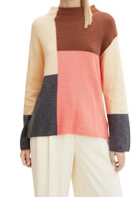 Dzianinowy sweter z wysokim kołnierzem, z dużymi blokami kolorów w odcieniach brzoskwini, beżu, brązu i ciemnoszarym, o prążkowanej fakturze i długich rękawach.