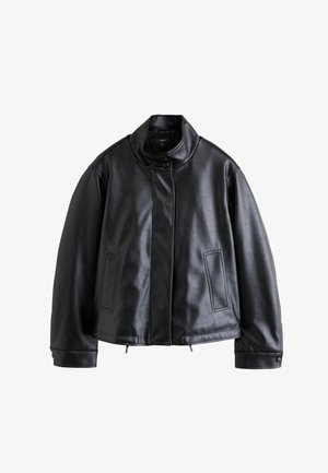 Chaqueta negra de cuero sintético con cuello alto, cierre de botones a presión, bolsillos delanteros y mangas largas con puños de botones a presión.