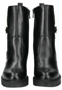 Paire de bottes mi-mollet en cuir noir avec fermetures éclair latérales, bouts arrondis et semelles en caoutchouc épaisses, vues de face.