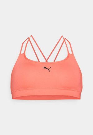 Koralová sportovní podprsenka s hladkým materiálem, která má překřížené ramínka a černé logo na přední straně. Jednoduchý design bez dalšího vzorování.