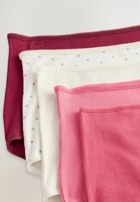 Set med fem par stretchunderkläder i mörkröd, rosa och vit med små rosa prickar, med en scalloped edge-design.