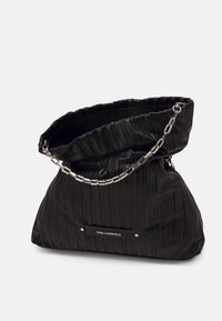 Czarna torebka plisowana wykonana z teksturowanej tkaniny, z łańcuszkowym uchwytem i logo z przodu, o miękkiej, luźnej formie.