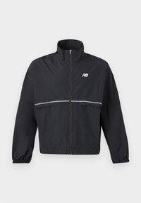 Μαύρο μπουφάν με πλήρες φερμουάρ, ψηλό γιακά, ελαστικές μανσέτες, αντανακλαστική οριζόντια ρίγα και λευκό λογότυπο New Balance στο στήθος.