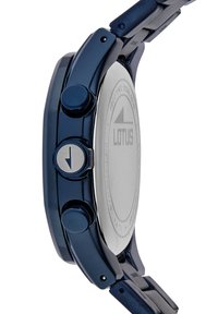 Montre en métal bleu marine avec boîtier circulaire, deux boutons arrondis et un dos en finition argentée gravé "LOTUS". Texture lisse et finition polie.