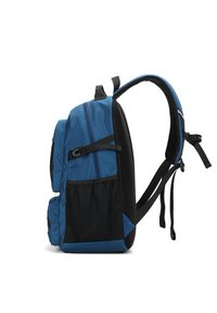 Sac à dos en tissu bleu comprenant une poche latérale en maille, des bretelles réglables et des zips. Conçu avec une combinaison de matériaux lisses et texturés.