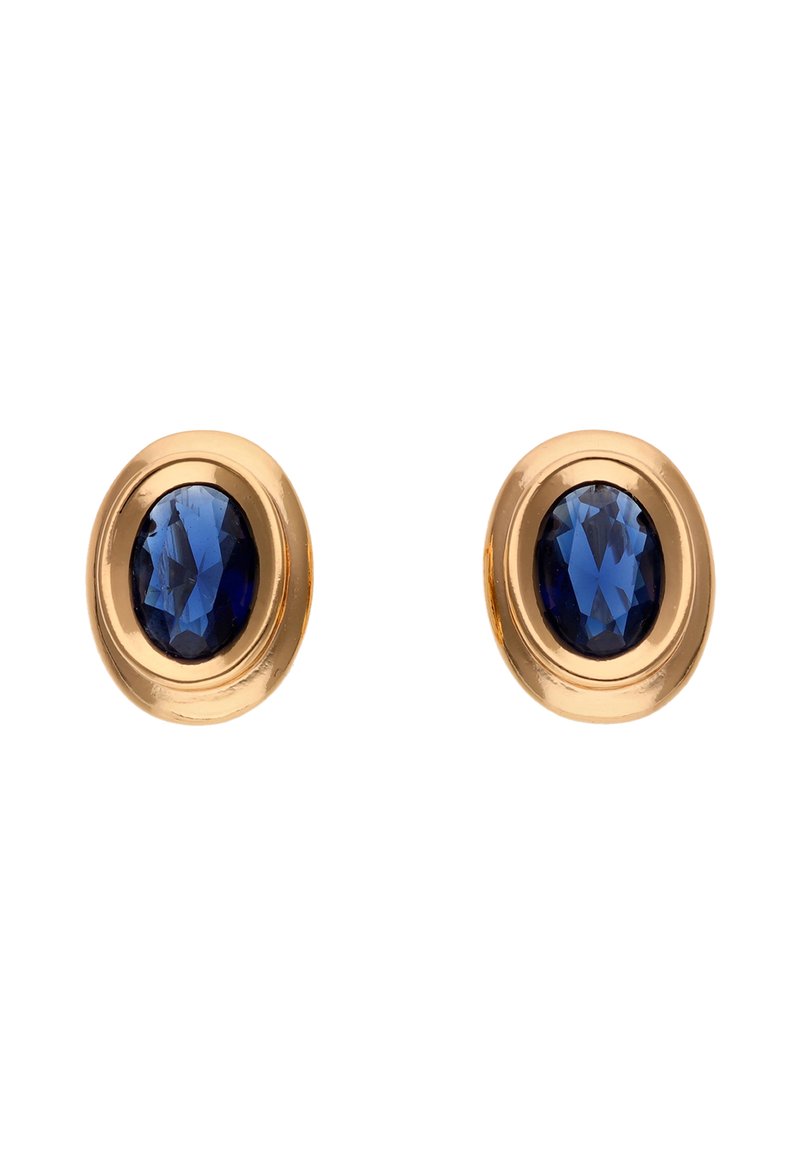 Goldfarbene Steckerohrringe mit ovalen blauen Edelsteinen, facettiert für funkelnden Glanz, eingefasst in einen glatten, runden Rahmen.