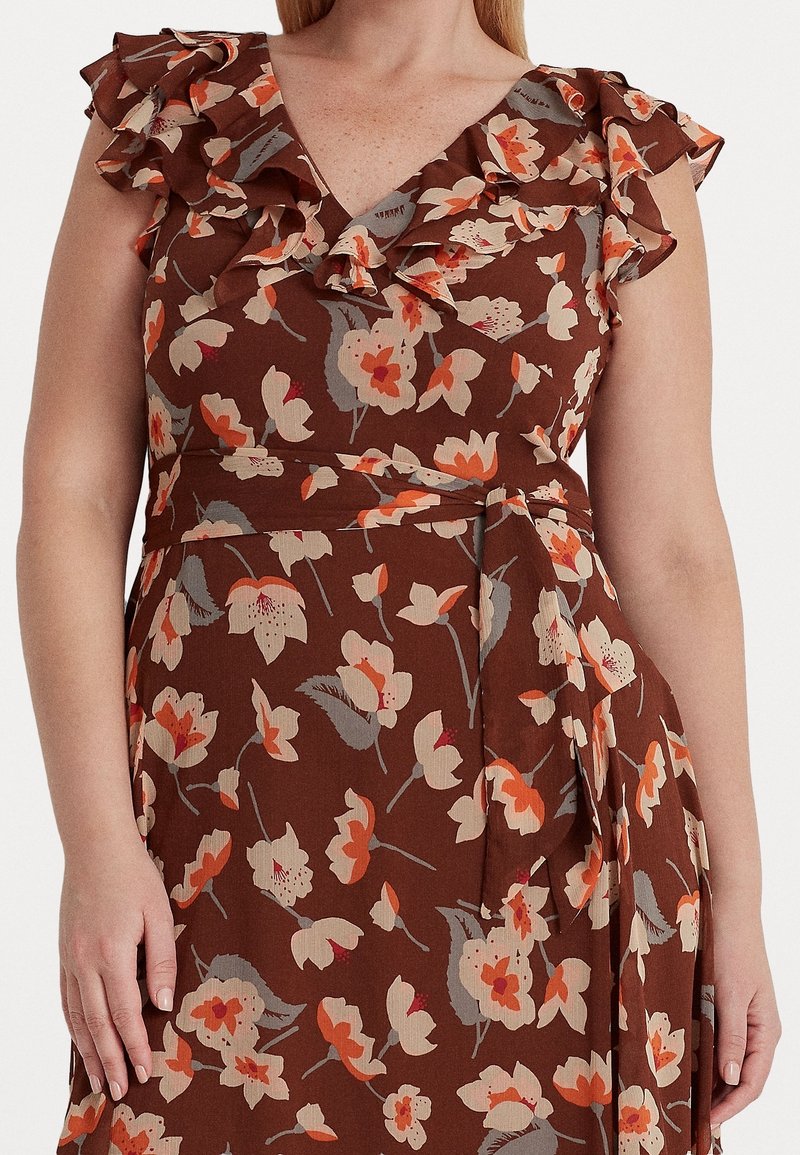 Hnědé květované šaty s výstřihem do V, volánovými rukávy a páskem na zavázání. Květinový vzor v oranžové, krémové a šedé barvě s jemnou texturou látky.