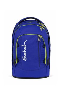 Blaue Rucksack mit limettengrünen Akzenten, ausgestattet mit Reißverschlüssen, gepolsterten Trägern und einem Logo. Robustes Material mit strukturiertem Design und Seitentaschen.