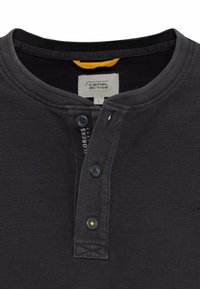 Schwarzes Henley-Shirt mit strukturierter Stoffoberfläche, Knopfleiste mit zwei Knöpfen, geripptem Kragen und gelbem Etikett im Halsausschnitt. Größe L.