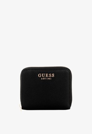 Portafoglio in pelle nera con superficie testurizzata. Caratterizzato da un logo dorato "GUESS EST 1981" sulla parte anteriore e una chiusura con zip. Forma rettangolare compatta.