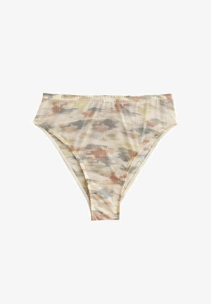 Magas derekú bikini alsó puha, rugalmas anyagból, tompa terepmintával, bézs, barna és világoskék árnyalatokban.