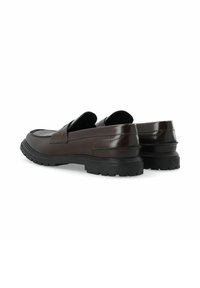 Bruine gepatineerde leren loafers met een gladde afwerking, elastische zijkanten en een gestructureerde zwarte rubberen zool voor grip.