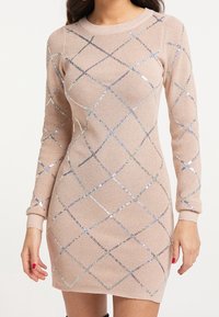 Abito lavorato a maglia rosa chiaro con maniche lunghe, caratterizzato da un motivo a diamante di paillettes iridescenti e scollo rotondo.
