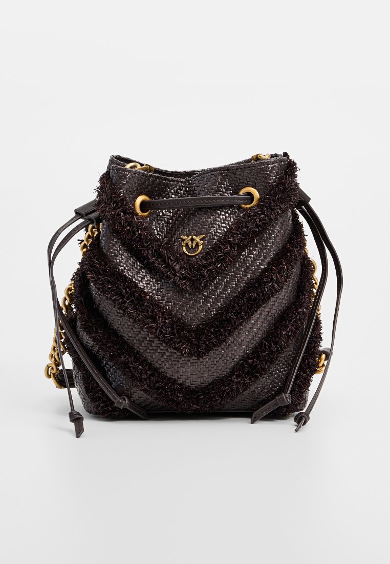 Czarna pleciona torba typu bucket z teksturowanymi wzorami w kształcie chevronu i złotymi akcentami. Zawiera zapięcie na sznurek oraz łańcuszek.