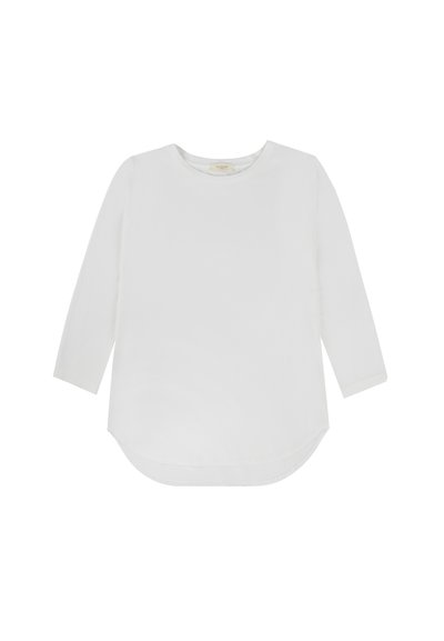 Biała bluzka z długim rękawem, z okrągłym dołem, okrągłym dekoltem i miękką teksturą materiału. Prosty design bez widocznych wzorów czy akcentów.