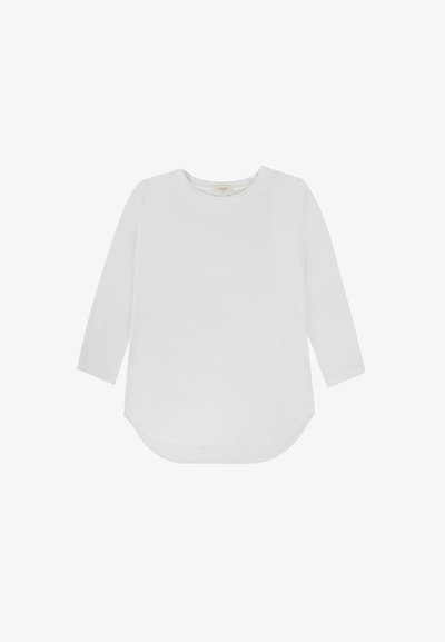 Biała bluzka z długim rękawem, z okrągłym dołem, okrągłym dekoltem i miękką teksturą materiału. Prosty design bez widocznych wzorów czy akcentów.