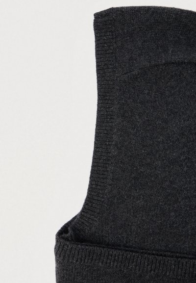 Tumehall, kõrge kaelusega ja soonliku tekstuuriga kootud riideese. Kangas paistab pehme ja kergelt karvane, rõhutades hubast disaini.