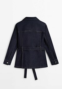 Ciemna kurtka dżinsowa o dopasowanym kroju, długich rękawach, pasku w talii i zapinanych na guziki mankietach. Posiada klasyczny kołnierz i ozdobne przeszycia.