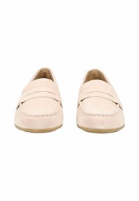 Coppia di mocassini in suede beige chiaro con punte arrotondate e dettaglio di cinturino decorativo, mostrati frontalmente su sfondo bianco.