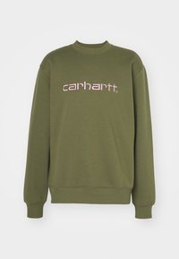 Oliivinvihreä pitkähihaisen collegepaita, jossa on resorit hihansuissa, pyöreä kaula-aukko ja vaaleanpunainen kirjailtu "carhartt"-logo rinnan kohdalla. Pehmeä kangaspinta.