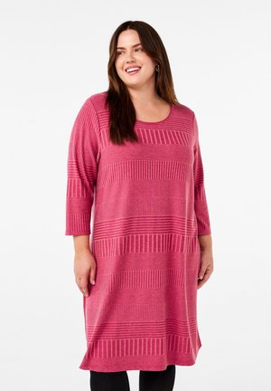 Rosa gestreiftes Kleid mit Dreiviertelärmeln, das verschiedene horizontale Muster aufweist und einen runden Ausschnitt hat, aus weichem Strickmaterial gefertigt.