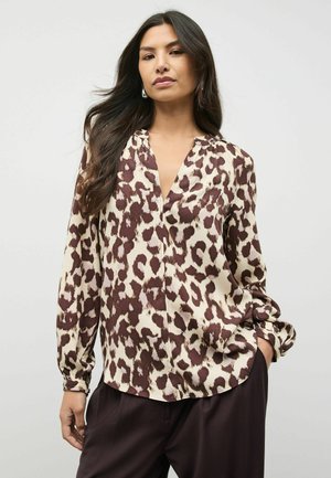 Leopardenmuster-Bluse in cremigem Beige mit braunen Akzenten. Verfügt über einen V-Ausschnitt, lange Ärmel und einen entspannten Schnitt. Glatte Stofftextur.