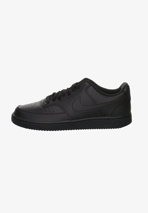 Zapatillas de cuero negro con puntera perforada, cordones planos, cuello acolchado y suela texturizada. Presentan un sutil logo lateral y un diseño elegante.