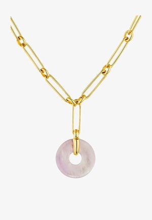 Collar de cadena en tono dorado que presenta eslabones ovalados y un colgante de piedra lavanda con un agujero central. Textura suave y diseño minimalista.