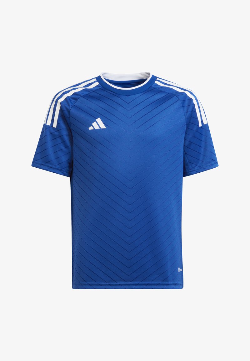 Camiseta atlética de manga corta azul con un patrón texturizado en zigzag, acentos blancos en los hombros y un cuello redondo. Fabricada con material transpirable.