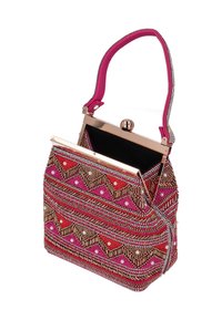 Geantă plic cu mărgele cu un design geometric în nuanțe de roz, roșu și auriu. Dispune de o ramă metalică lucioasă, închizătoare și un mâner roz. Interiorul este negru.