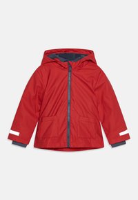 Rød vandtæt jakke med lynlås foran, to forlommer og hætte. Har gråt foer og hvide reflekterende detaljer på ærmerne.